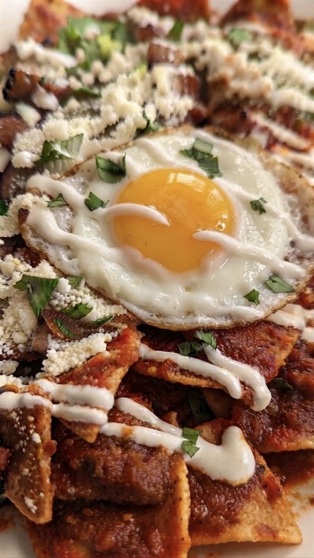 Chilaquiles rojos con huevo hechos con totopos Toto’s